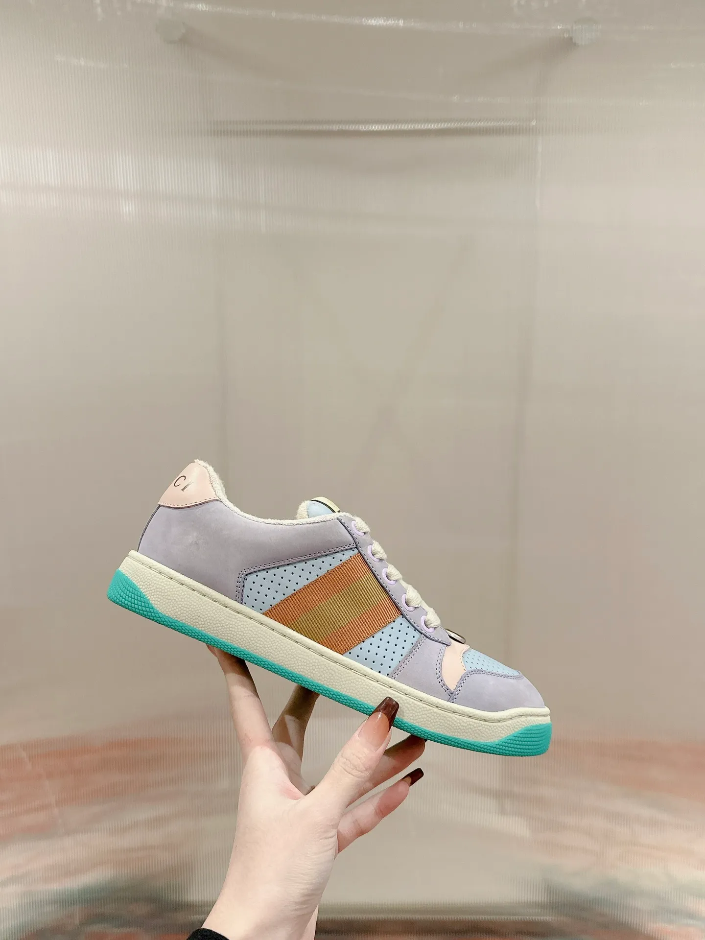 👟👟Ex-factory price 560👟👟 Men ➕10 Gucci————Purchase version GG series distressed dirty shoes-hot style is coming! 9 times out of 10 sales, you will definitely get the money. Ready stock! Spot goods! Spot goods! New colors added - the ultimate version on the market! Purchase the original version and develop it... fabric, material, outsole, and details can be compared at will! Open-mold Swarovski one-to-one replica rhinestone chain...Metal cherry pendant...Metal double G crystal cylindrical mark...Gucci original customized narrow webbing...Super flash series - flash diamond chain. The cherry decoration is detachable and can be changed into two to match with each other to show your personality. Exclusive color-brushed cowhide fabric. Hand-made distressed is very textured and has a sense of luxury! The details of the workmanship can be seen in the drawings, and no line is missed. The original terry cloth is delicate, soft and more comfortable and breathable. The privately stamped two-color original TPU outsole (lower layer is wider and the upper layer is narrower). Matching packaging⭐️ Size: Female 35-40 Male 39-44 (Female 41 Male 45 customized)